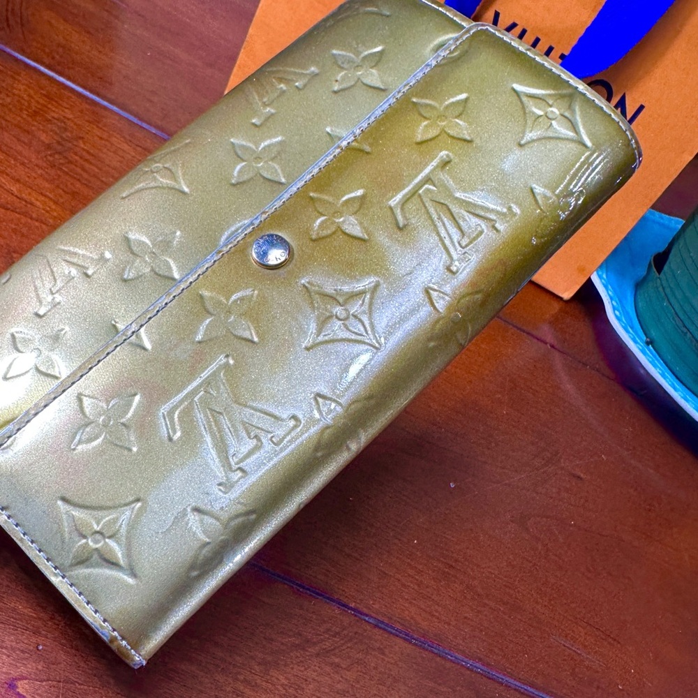 AUTHENTIC Louis Vuitton wallet. Green. - Picture 11 of 16